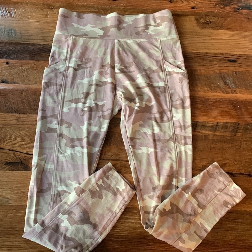 Lou & Grey Blush Pink Camo Leggings